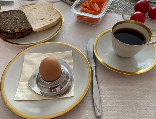 Fröhstück mit Goldrand